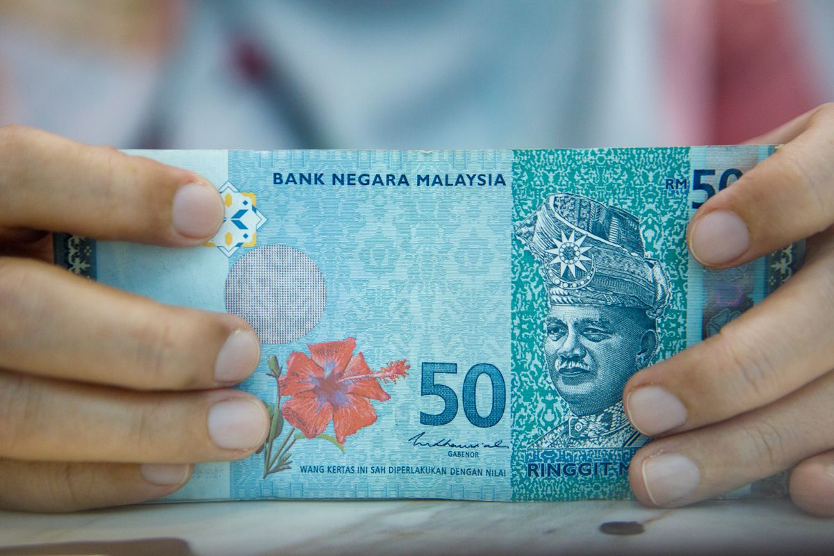 Malaysian ringgit falls to lowest versus Singapore dollar since November